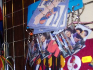 dsci0019 at the same shop. this one didn't come out as well, but you get the idea, right? note the iconic barack-whispering-and-michelle-smiling, enrapt shot on a few of these keychains.