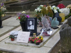 dsci0066 the grave of french guianan singer edith lefel.