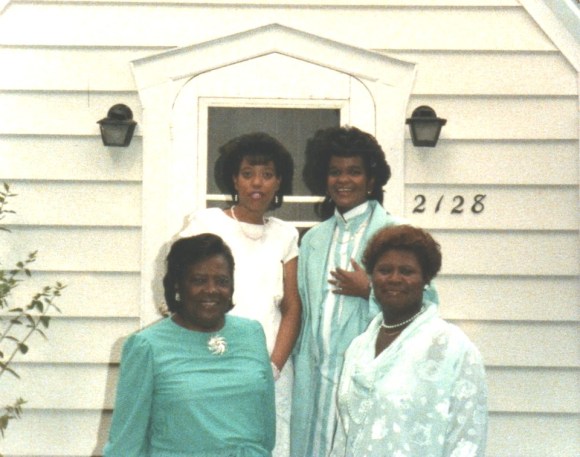 576709_208351895948186_1830510003_n